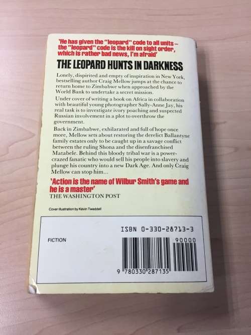 THE LEOPARD HUNTS IN DARKNESS - WILBUR SMITH